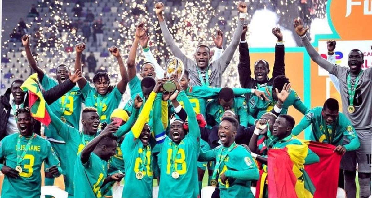 COMMENT LE SÉNÉGAL EST DEVENU LA MEILLEURE ÉQUIPE DE FOOT D’AFRIQUE, TOUTE COMPÉTITION ?. Image de l'équipe sénégalaise vainqueur du CHAN