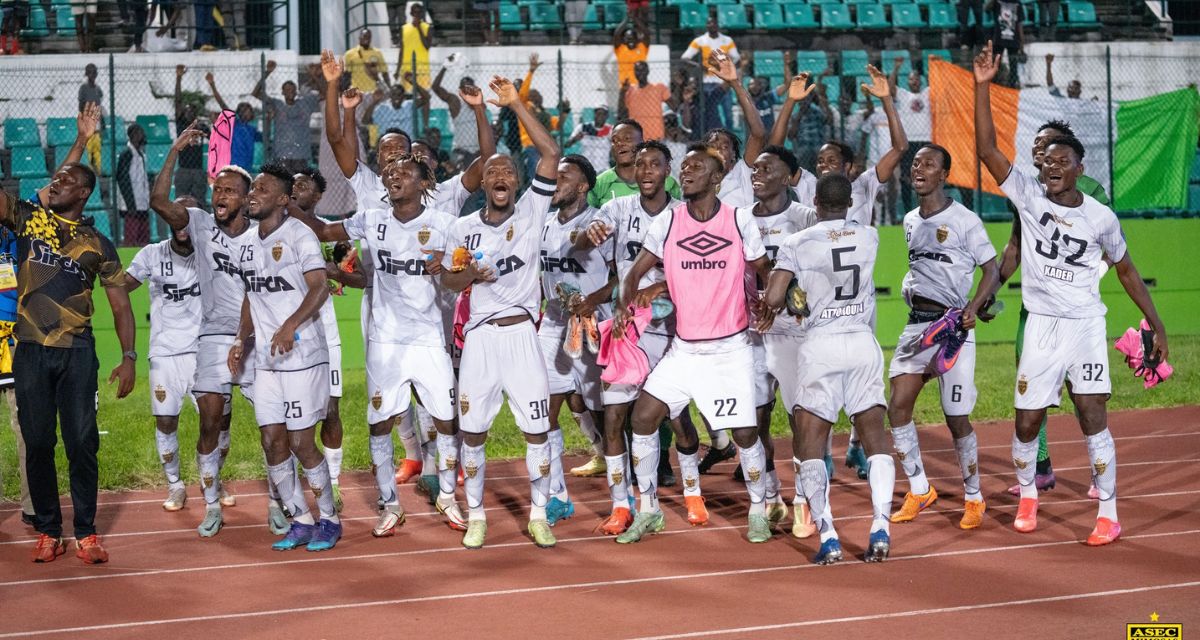 Les joueurs de l'équipe d'ASEC Mimosas célébrant leur victoire devant le public Diablotin 