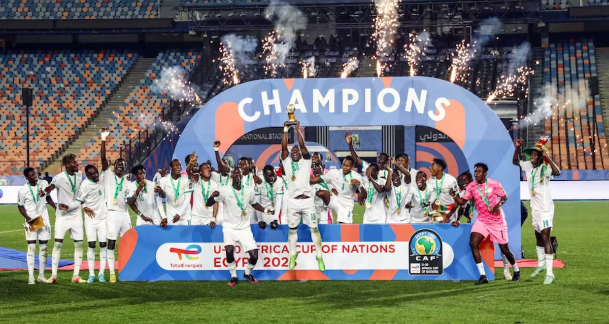 can-u17-algerie-2023-les-adversaires-des-diables-rouges-u17-du-congo-a-la-loupe : sur la photo, L'équipe du Sénégal célèbre son trophée après avoir remporté la finale de la Coupe d'Afrique des nations U-20 au Caire, en Égypte, le 11 mars 2023. Photo Ahmed Gomaa/Xinhua via Getty Images. 